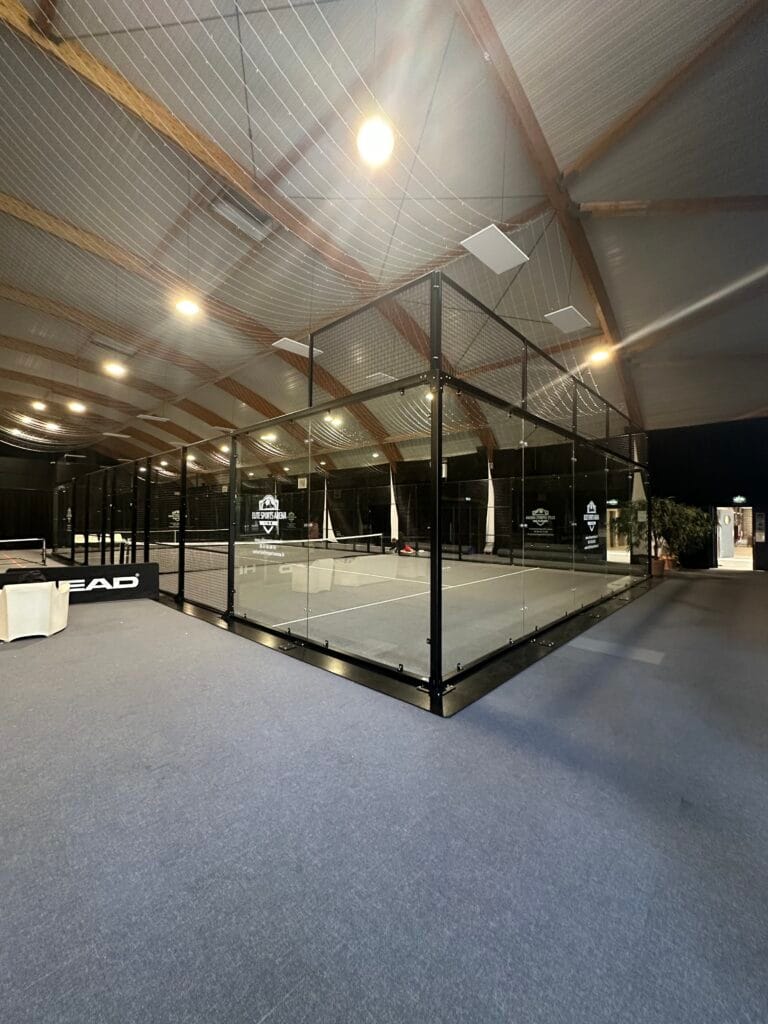 Terrain de padel éphémère installé au Touquet-Paris-Plage par Elite Sports Arena
