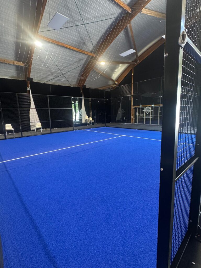 Terrain de padel panoramique en intérieur installé par Elite Sports Arena