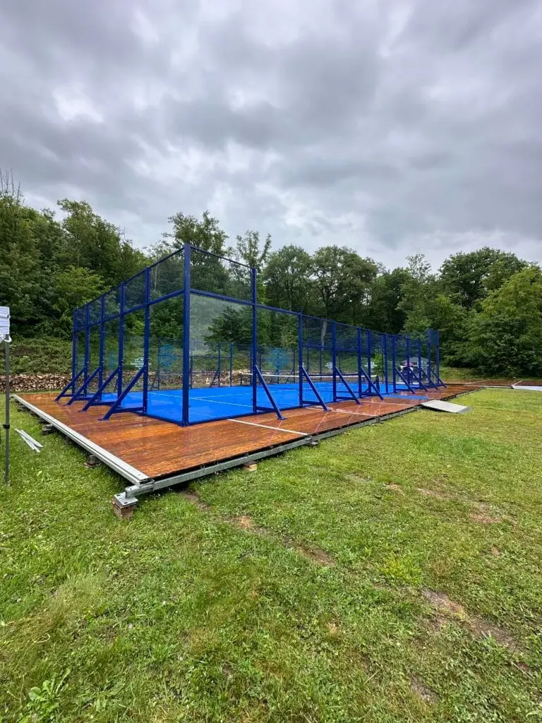 Terrain de padel événementiel installé au Château de Vallery