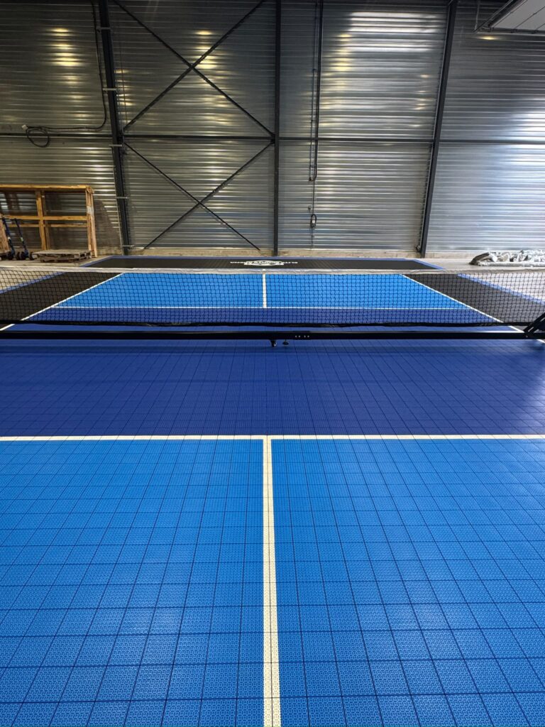 Filet et dalles sportives d’un terrain de pickleball démontable