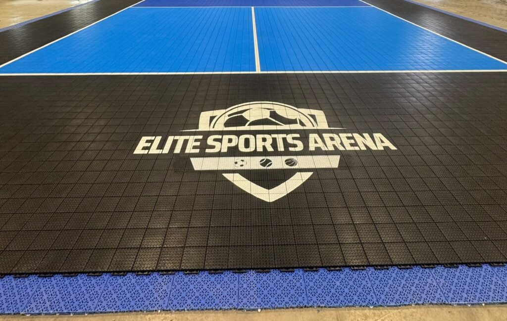 Terrain de pickleball démontable avec le logo Elite Sports Arena au sol