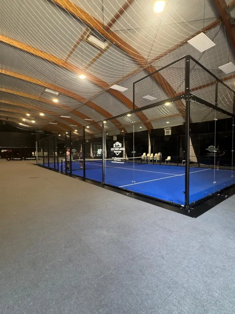 Terrains de padel panoramiques éphémères installés dans une salle du centre tennistique du Touquet-Paris-Plage